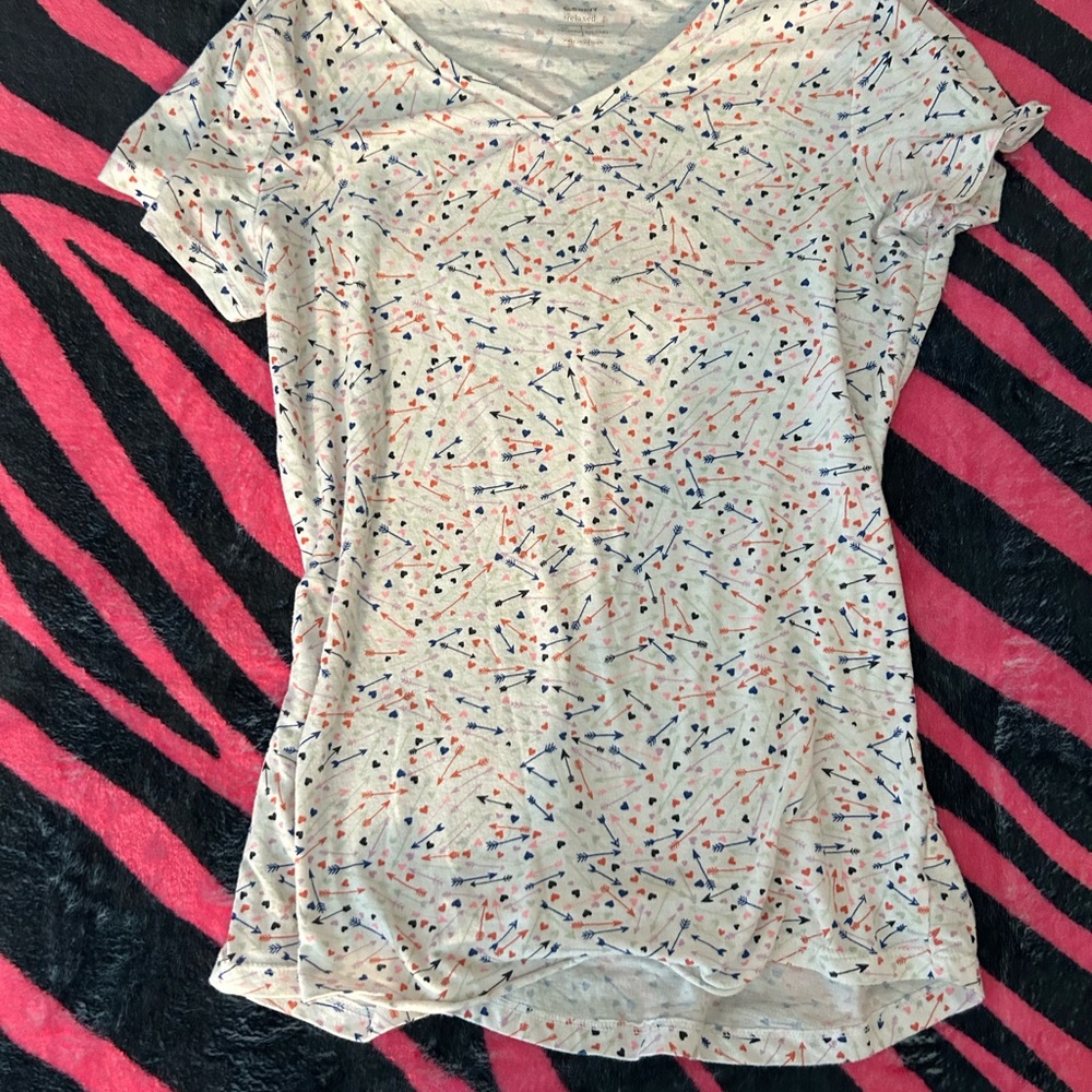 White kids shirt with arrows